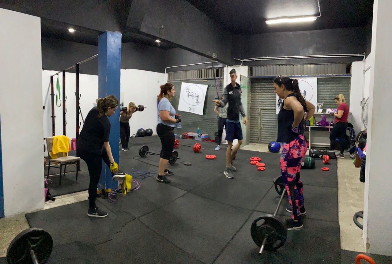 Gimnasio de entrenamiento funcional en Castelar con césped sintético y zona de fuerza