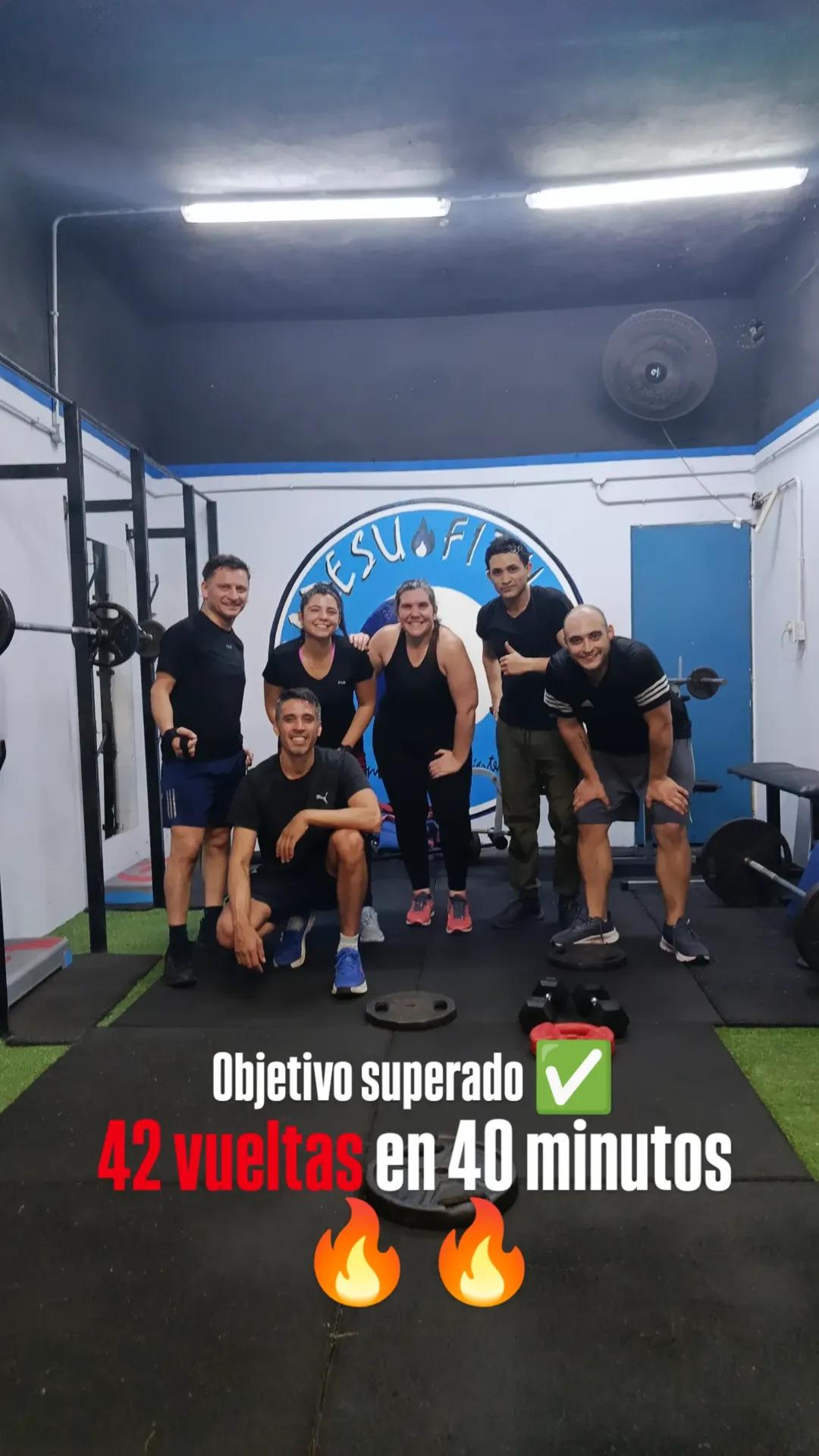 Pista de césped sintético y equipamiento completo de fuerza en Castelar